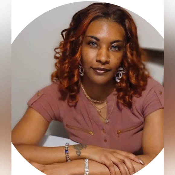 Meet your Posher, Nicole - Picture 1 of 1